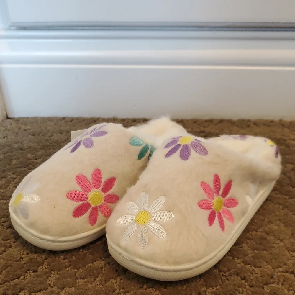 Girls FALLS CREEK Daisy Flowers Embroidered Slippers 10/11 12/13 1/2 3/4 NWT